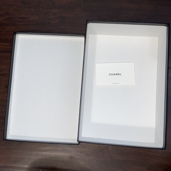 CHANEL Large Gift Box - Picture 6 of 6